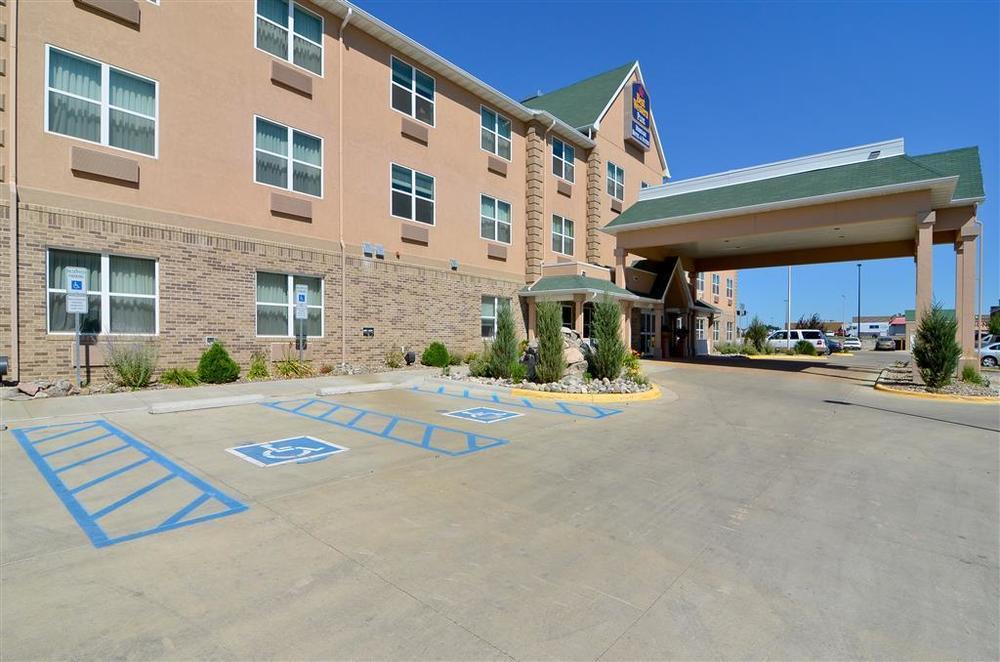 Heritage Hotel And Suites Dickinson Exterior photo
